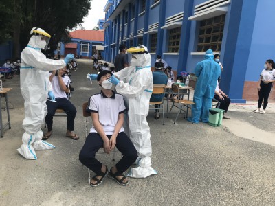 Test nhanh Covid-19 cho học sinh khối 9 trước khi trở lại học trực tiếp trong trạng thái bình thường mới