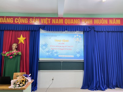 Trao tặng học bổng hỗ trợ chi phí đóng BHYT cho học sinh năm 2023