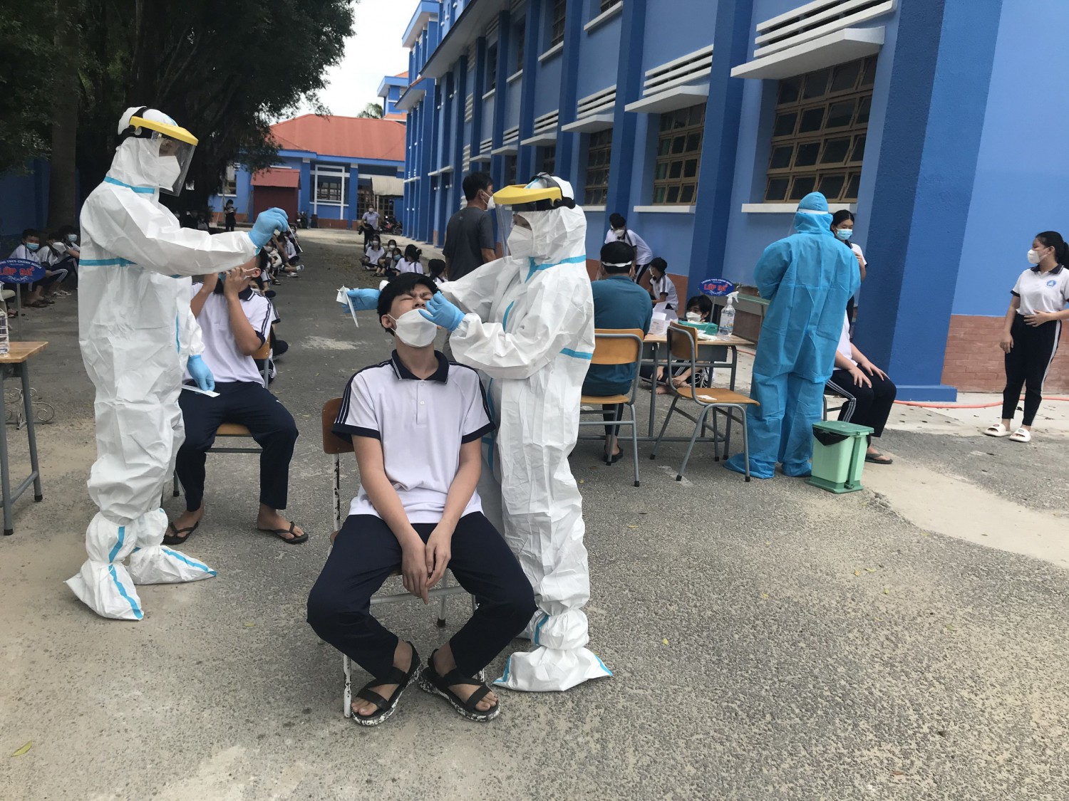 Test nhanh Covid-19 cho học sinh khối 9 trước khi trở lại học trực tiếp trong trạng thái bình thường mới