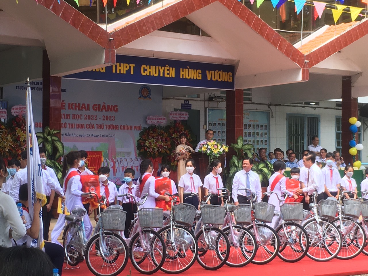 Tiếp sức em đến trường